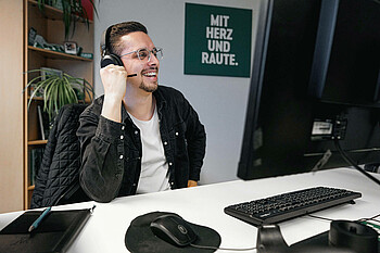 Ein Werder-Mitarbeiter telefoniert.